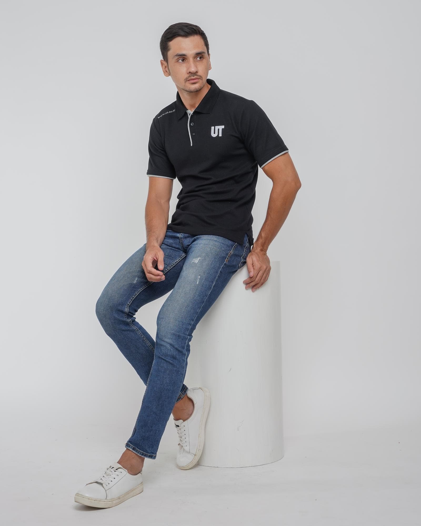Kaos Polo Lengan Pendek Hitam Universitas Terbuka Pria/Wanita